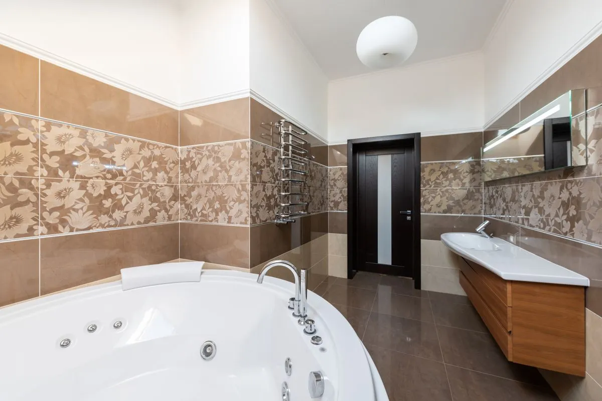Baño remodelado con bañera y vanitory de madera
