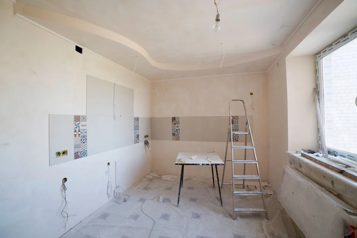 Ambiente en plena obra de albañilería con escalera y materiales