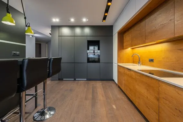 Cocina renovada con barra de madera y banquetas