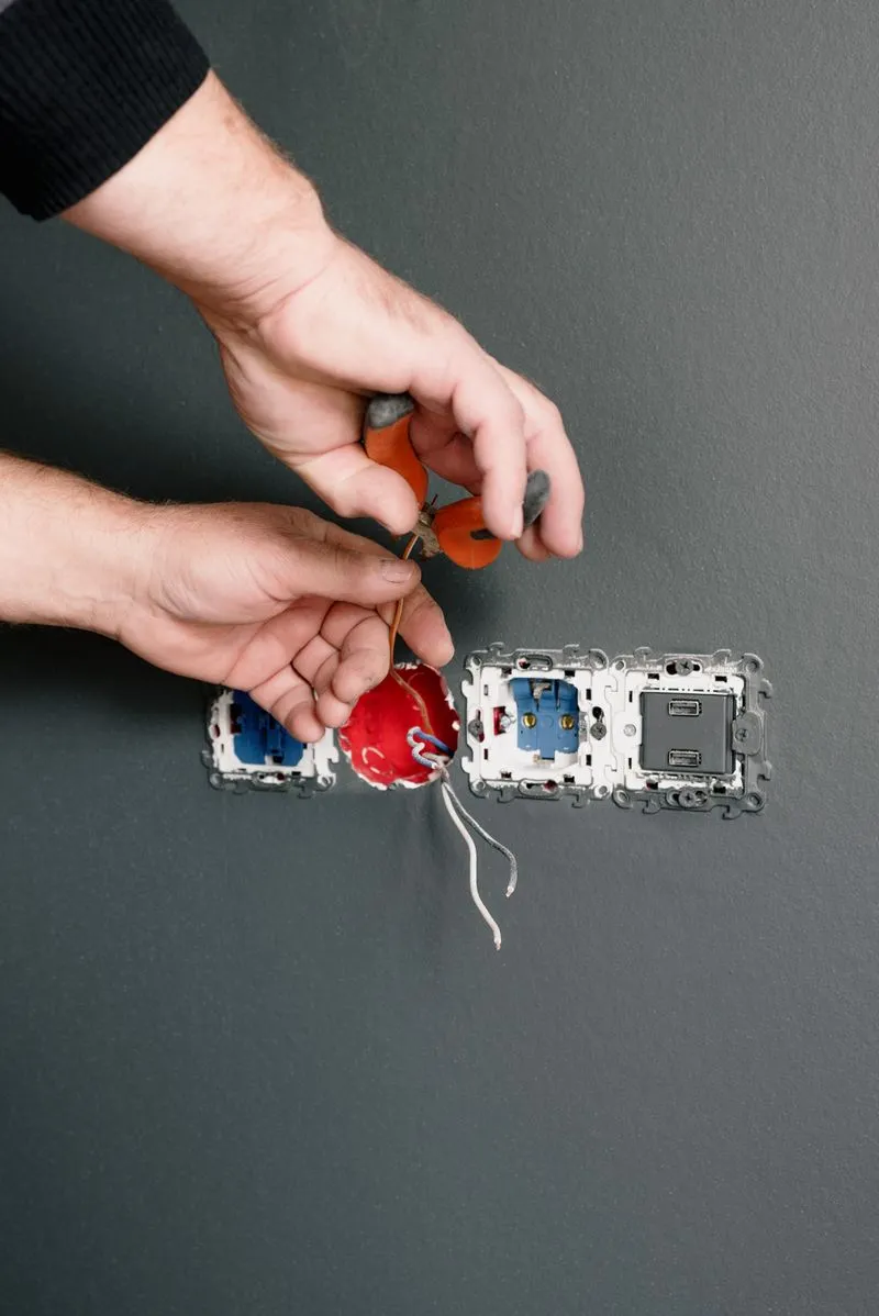 Electricista instalando tomas y llaves durante una refacción