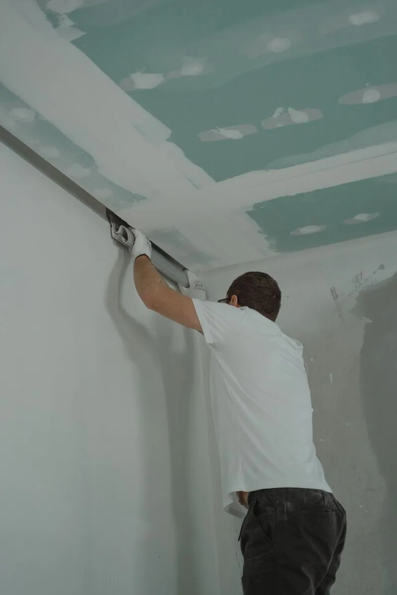 Instalador trabajando sobre una pared de durlock