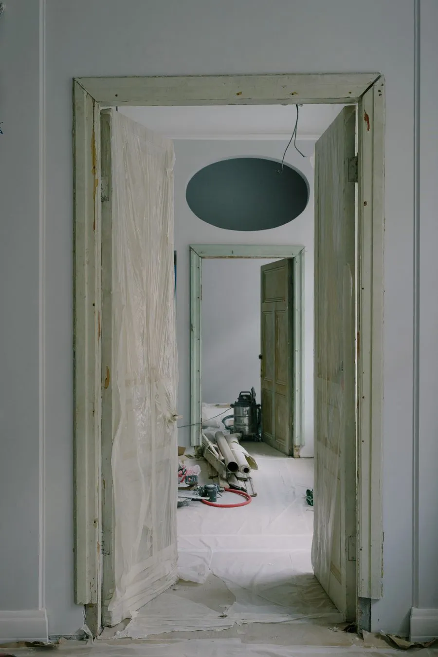 Departamento en plena obra de refacción, con materiales y protección