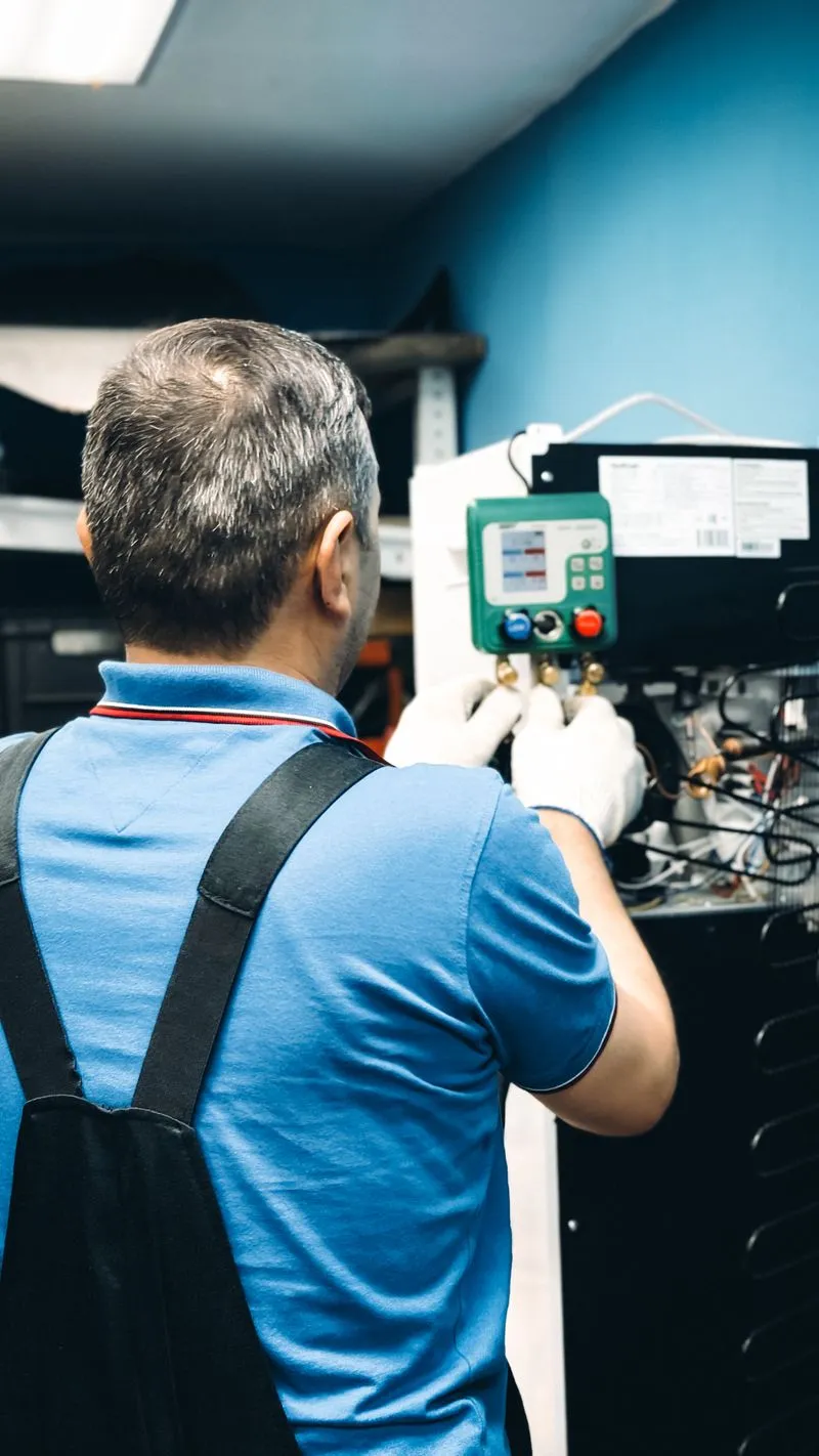 Técnico haciendo el service de un aire acondicionado split